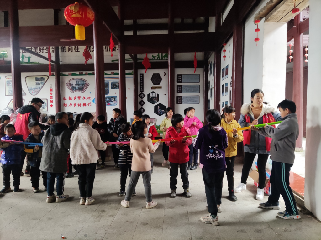 关爱留守儿童，人年夜代表在举动